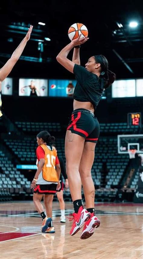 Basketballer Liz Cambage twerks in a G